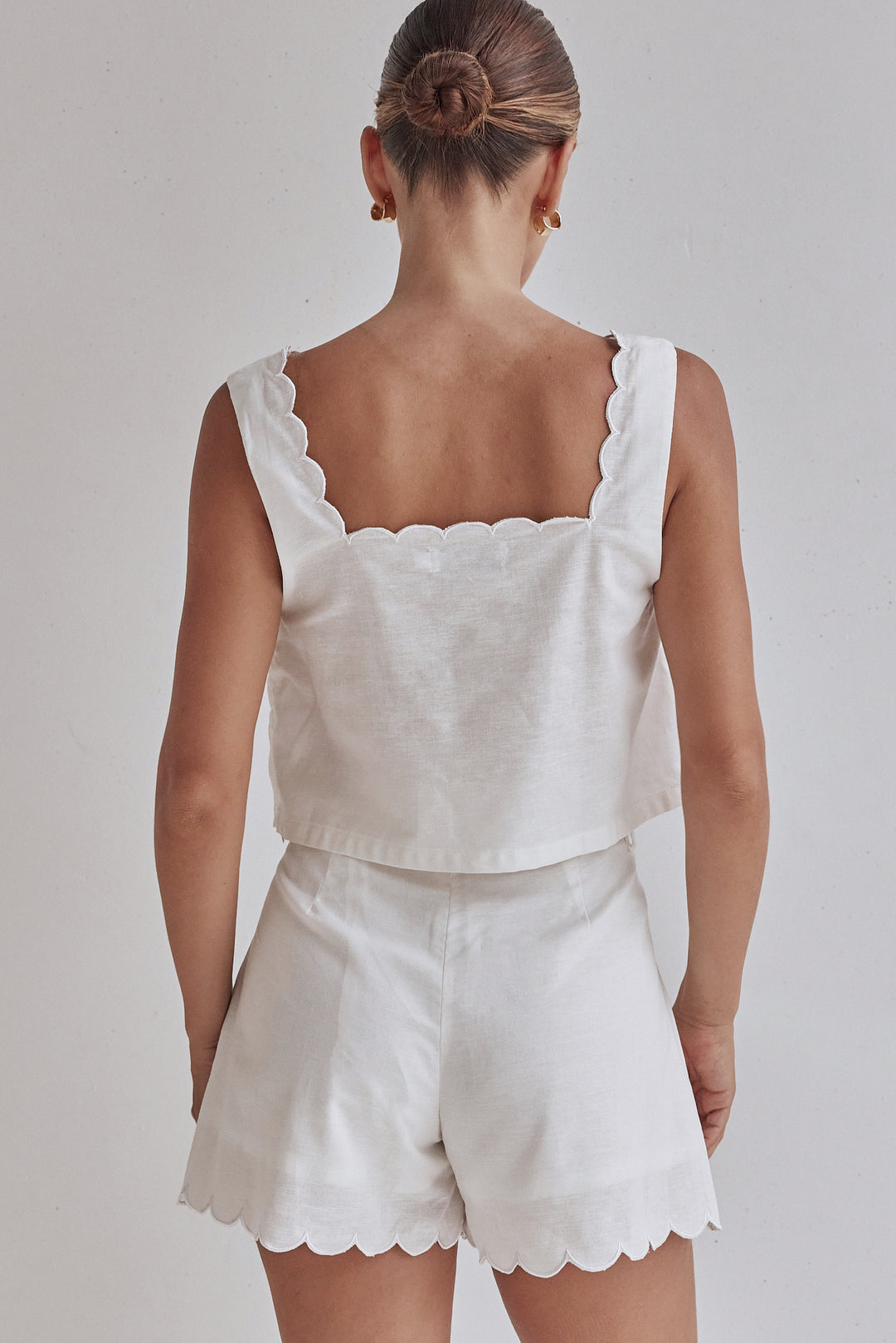 White Linen Crop Top with Scalloped Hem – Minimal & Elegant